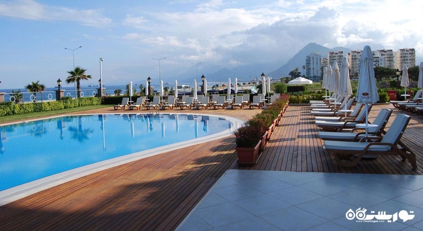 استخر روباز هتل کرون پلازا